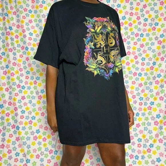 Hog wars house tshirt. Vibrant and bright colors. Size XL. Perfect condition! - Picture 2 of 6